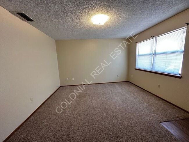 Building Photo - 1 bed 1 bath apartment w/ On site laundry ...