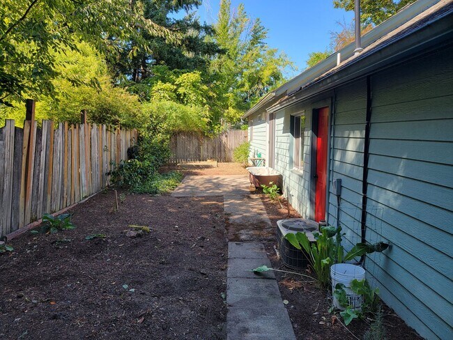 Building Photo - Charming 3 Bed, 1 Bath House with Fenced Yard, Bonus Room and Close to Willamette Park !
