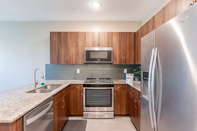 Building Photo - Great 3 Bedroom Townhome - NEW Carpet!