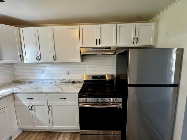 Building Photo - Updated 2 Bed Ranch Home w/ Huge Fenced Yard, Attached Garage & No Stairs – Moline