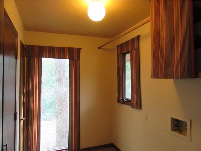 Building Photo - 2907 Summit Dr