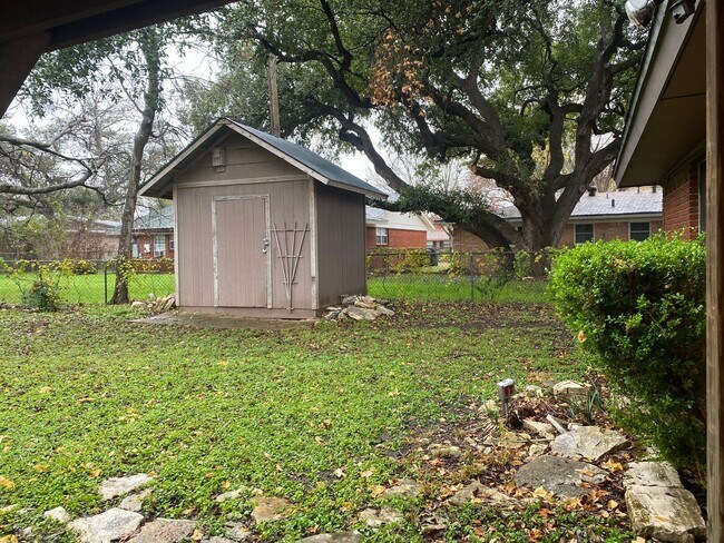 Building Photo - 3 BEDROOM NEAR BONHAM MIDDLE SCHOOL, EASY COMMUTE