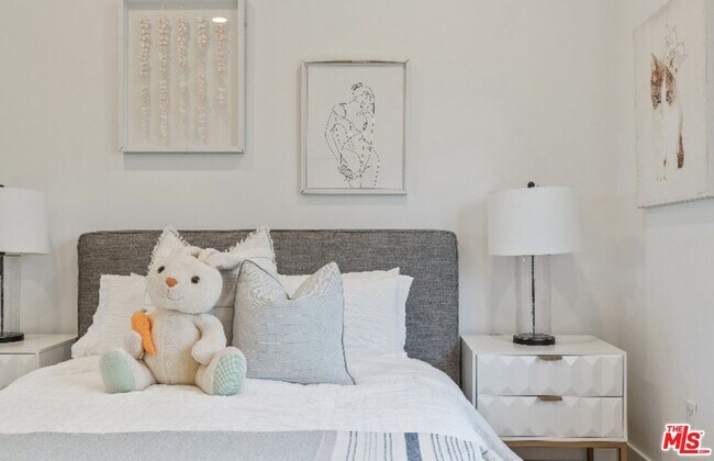 Building Photo - 19148 W Oxnard St