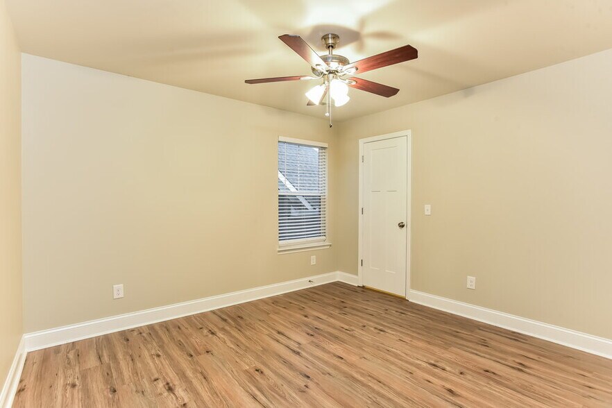 Building Photo - 1968 Brookshine Port