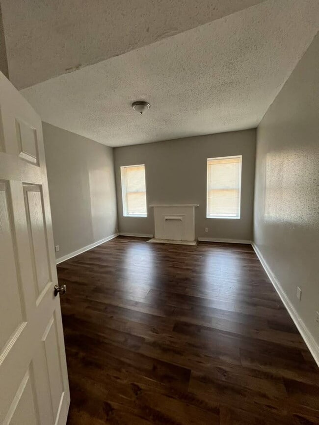 Building Photo - "Charming 4-Bed Duplex in St. Louis City 2nd Floor with Granite Countertops & Gleaming Hardwood F...