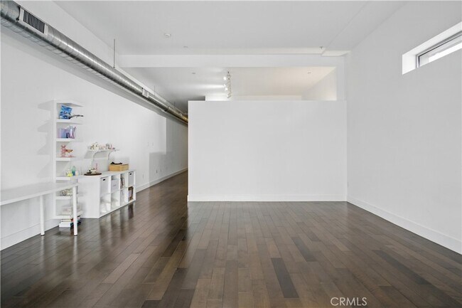 Building Photo - 433 Pine Ave