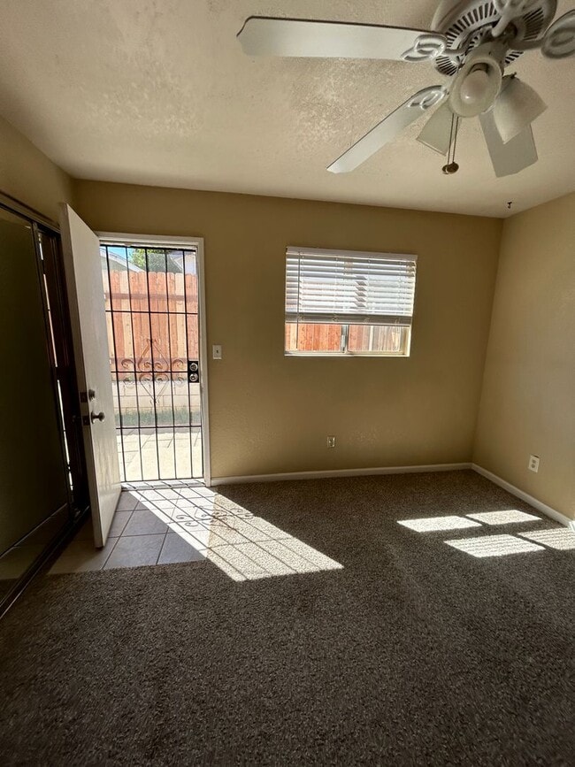 Building Photo - 2Bedroom/1 Bath Condo with private Yard an...