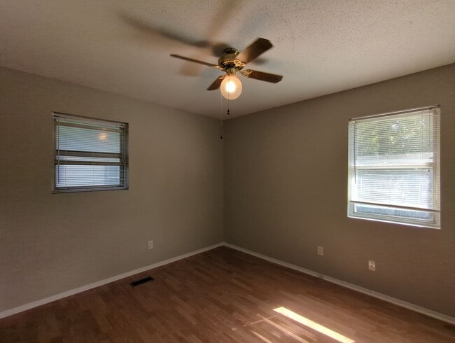 Building Photo - 3 Bedroom House in Harrison