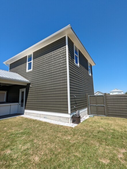 Building Photo - 301 Coral Gables St