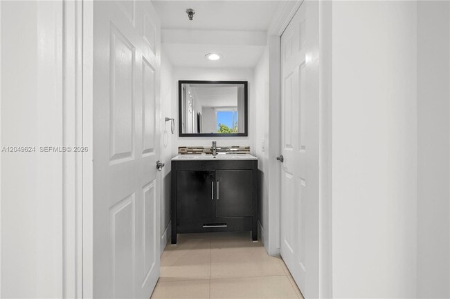 Building Photo - 2457 Collins Ave
