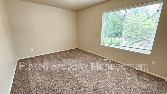 Building Photo - 2369 SW Siskin Cir