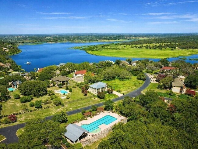 Building Photo - 945 Wesley Ridge Dr