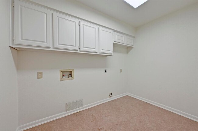 Building Photo - 3510 Native Dancer Cove