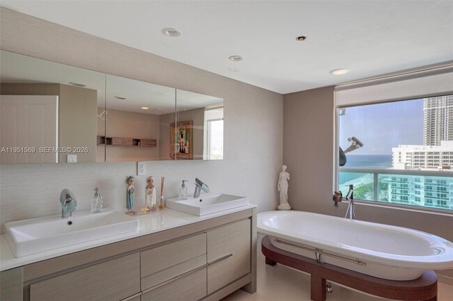 Building Photo - 5025 Collins Ave