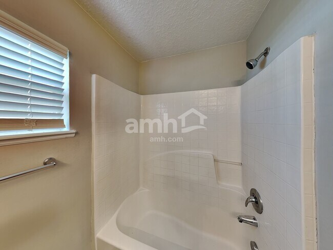 Building Photo - 49 Raintree Place