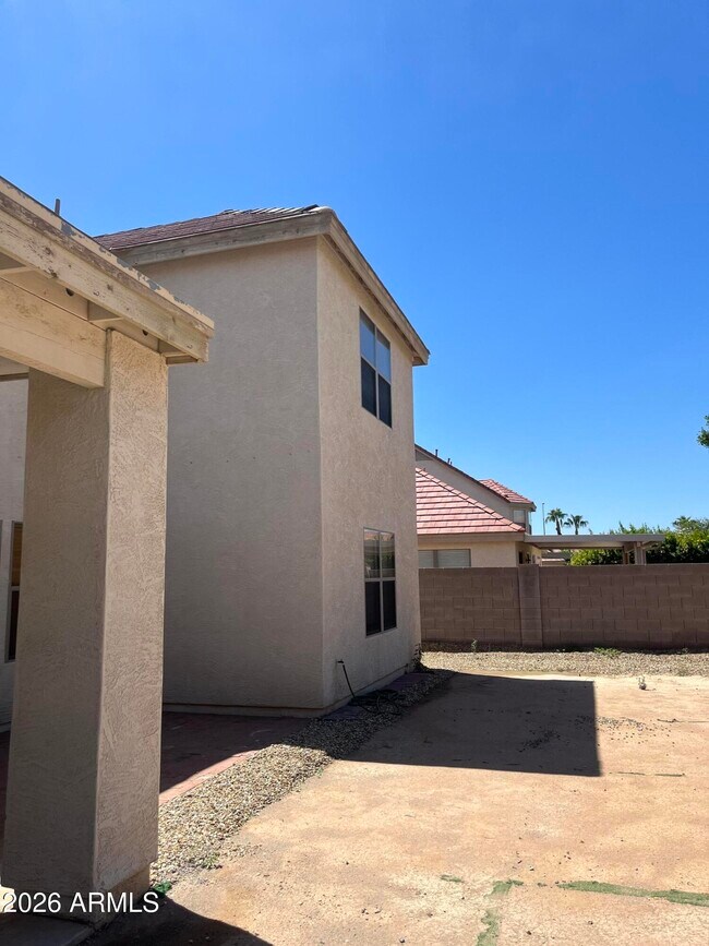Building Photo - 2430 E County Down Dr