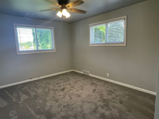 Building Photo - Rochester 3-Bedroom, 1.5 Baths, Entertainm...