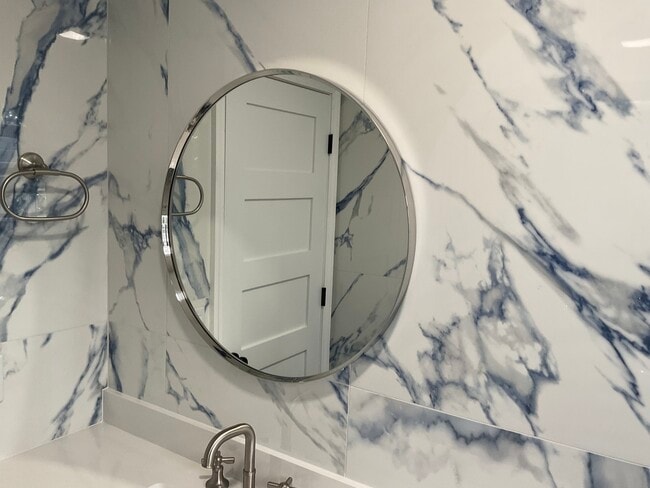 Building Photo - 566 N Howard Ave