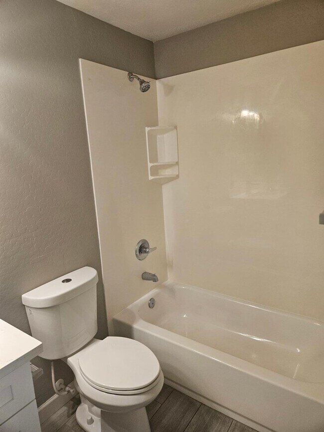 Building Photo - 935 E Roma Ave