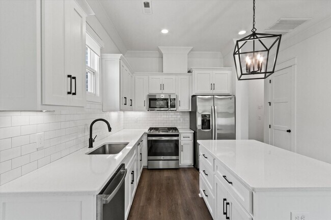 Building Photo - Charming and Spacious 4-Bedroom Home with Bonus Room and Private Backyard