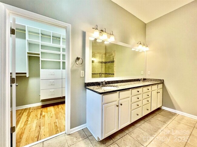 Building Photo - 811 Deercross Ln
