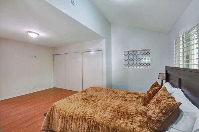 Building Photo - 5-Bedroom Home in Desirable Friendly Hills...