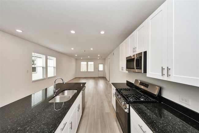 Building Photo - 18010 Whitetail Run Ln