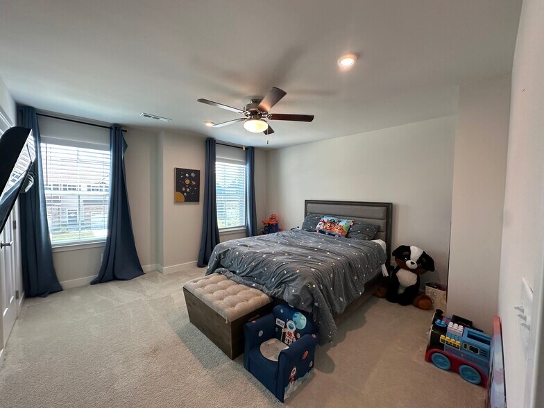 Building Photo - 1349 Crescent Ridge Dr