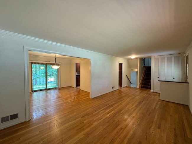 Building Photo - Spacious 4 Bed 3 Bath Home With Fully Fenc...
