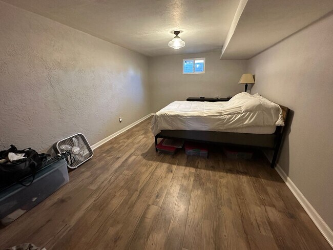 Building Photo - Cozy Rancher In The Addisons!