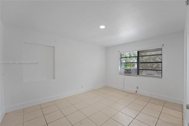 Building Photo - 380 SE 12th Ave