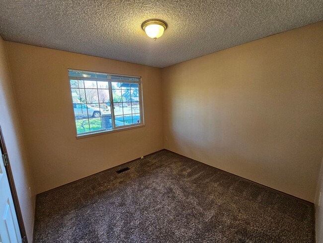 Building Photo - Roomy Ranch in Gladstone