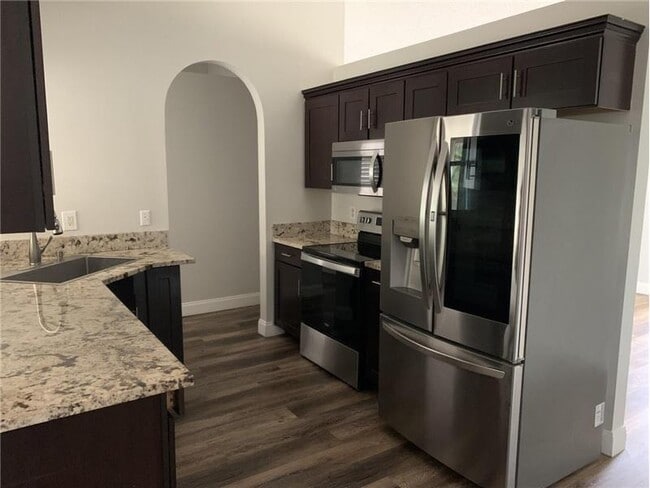 Building Photo - 998 SW N Globe Ave