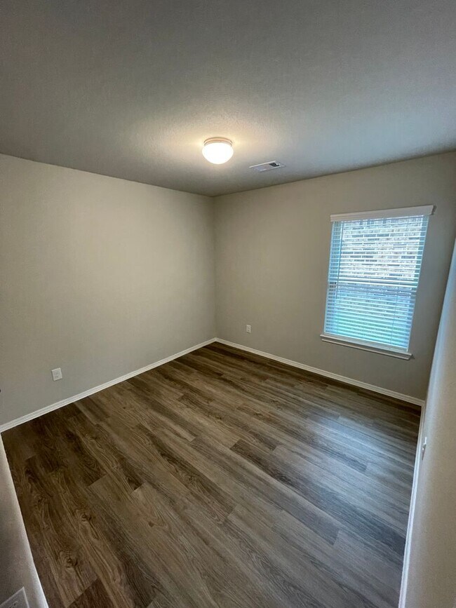 Building Photo - 727 Long Cedar Dr