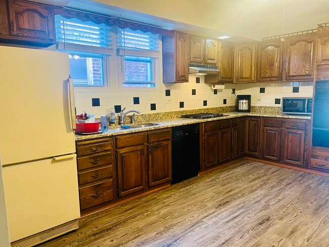 Building Photo - 1827 Gunderson Ave