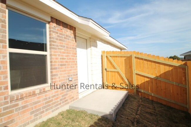 Building Photo - Exceptional 3 Bedroom Heights Duplex