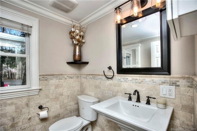 Building Photo - 1939 Bronson Rd