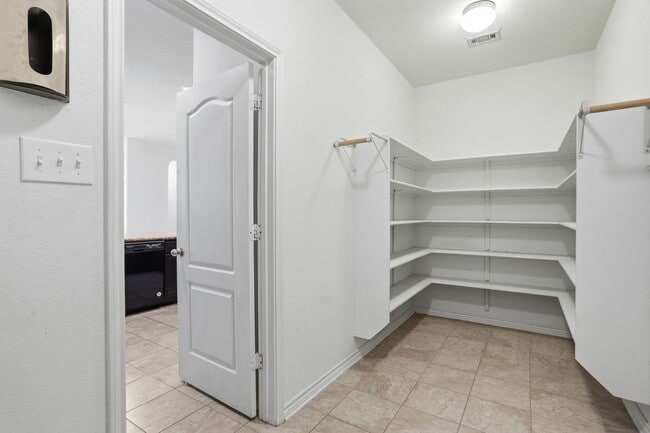 Building Photo - Single-Story Solar-Powered Home Near Braunig Lake – Comfortable & Convenient!