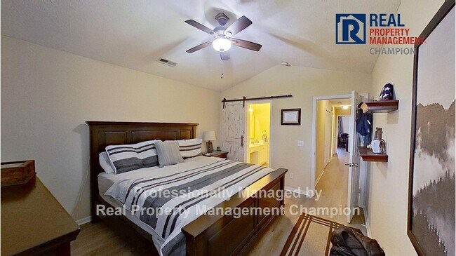 Building Photo - Updated 3 BD/2 BA Plus Office with Attache...