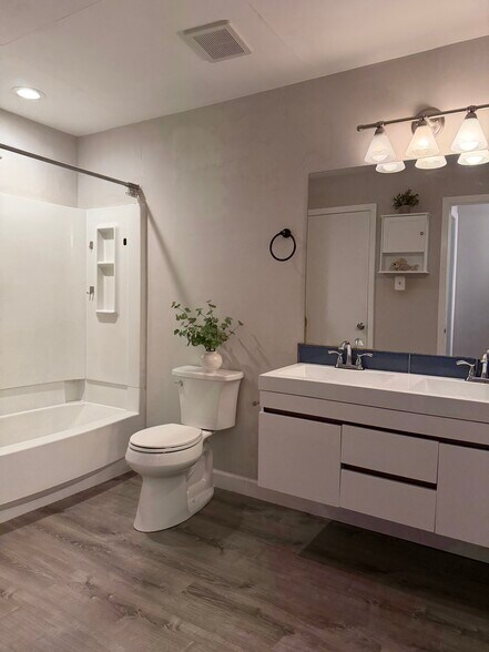 Building Photo - 701 Mews Dr