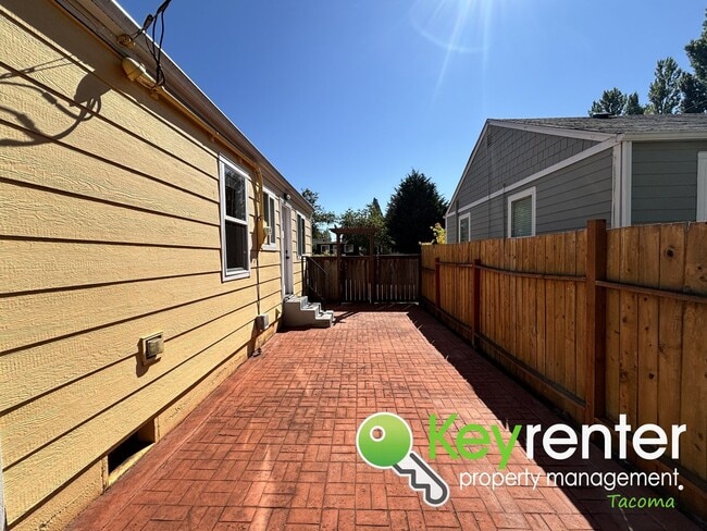 Building Photo - Charming 2-Bedroom Home with Modern Upgrad...