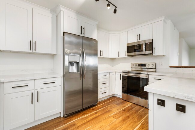 Building Photo - Newly Renovated 2BR/2BA Home with Private Balcony in Seattle