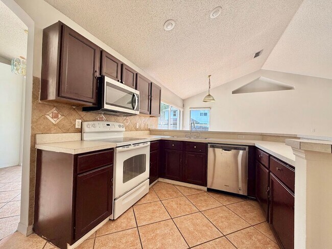 Building Photo - Large and Spacious 4/2 in Ideal Location!