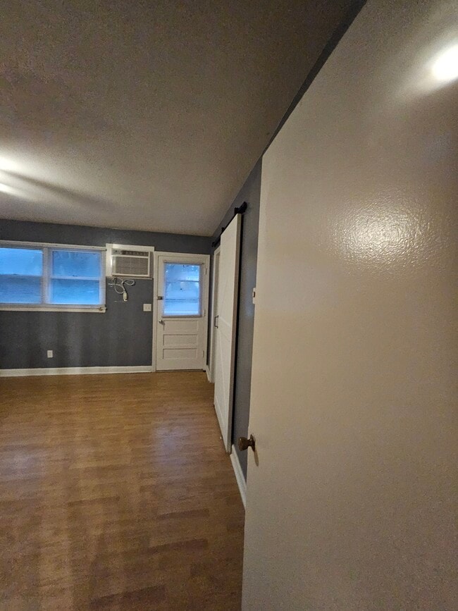 Building Photo - Evelyn