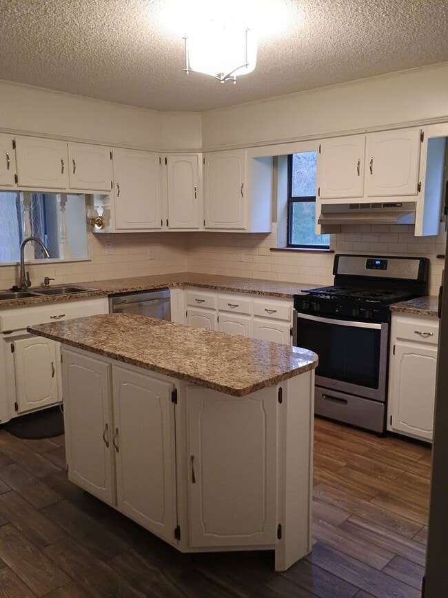 Building Photo - Country living at its BEST ! 3 bedroom 2 b...