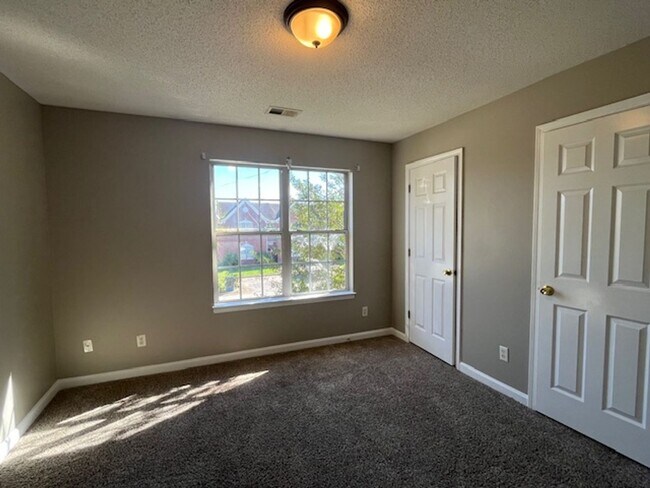 Building Photo - Renovated 3 Bedroom 3 Bath Townhome for Rent!