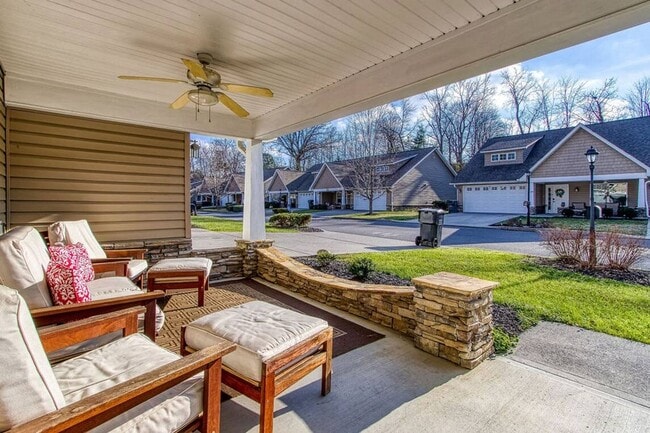 Building Photo - FULLY FURNISHED!!! GREAT FOR CORPORATE HOU...