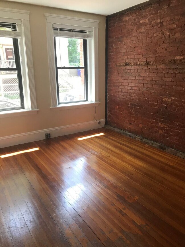 Building Photo - 23 Linden Pl