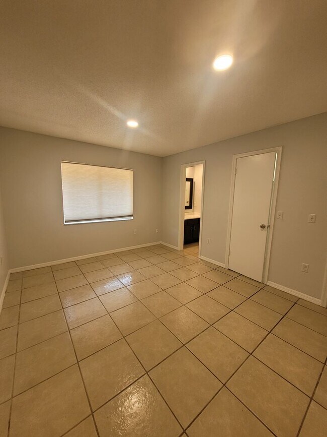 Building Photo - 937 Aragon Ave