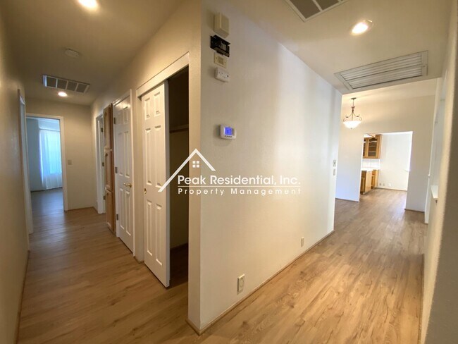 Building Photo - Spacious 3bd/2ba Auburn Home With Bonus Ro...